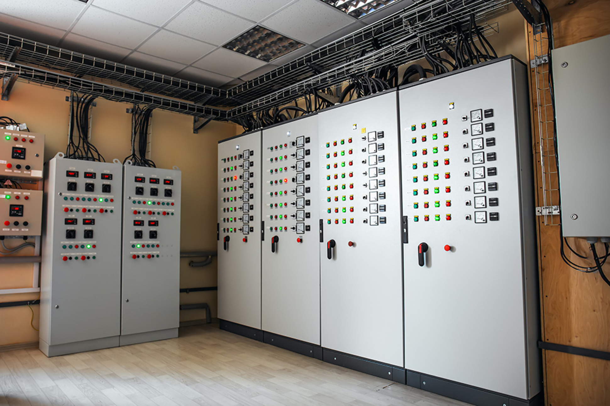 Schalt­anlagen­bau bei PHP Elektrotechnik in Maidbronn