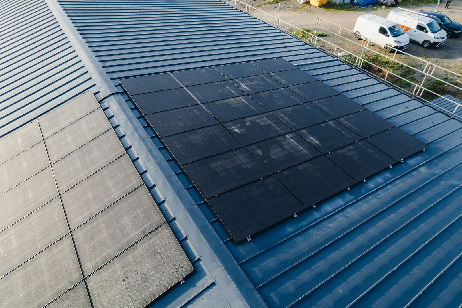 Drohnenaufnahme einer Photovoltaikanlage mit schwarzen Solarmodulen auf einem Blechdach in Rimpar
